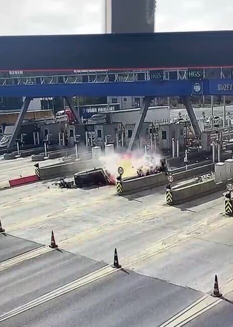 İstanbul’da Otoyol Gişelerinde Korkunç Kaza: Sürücü Hayatını Kaybetti İstanbul'un Arnavutköy ilçesinde Hamdi Dursun, kiraladığı araçla Kuzey Marmara Otoyolu
