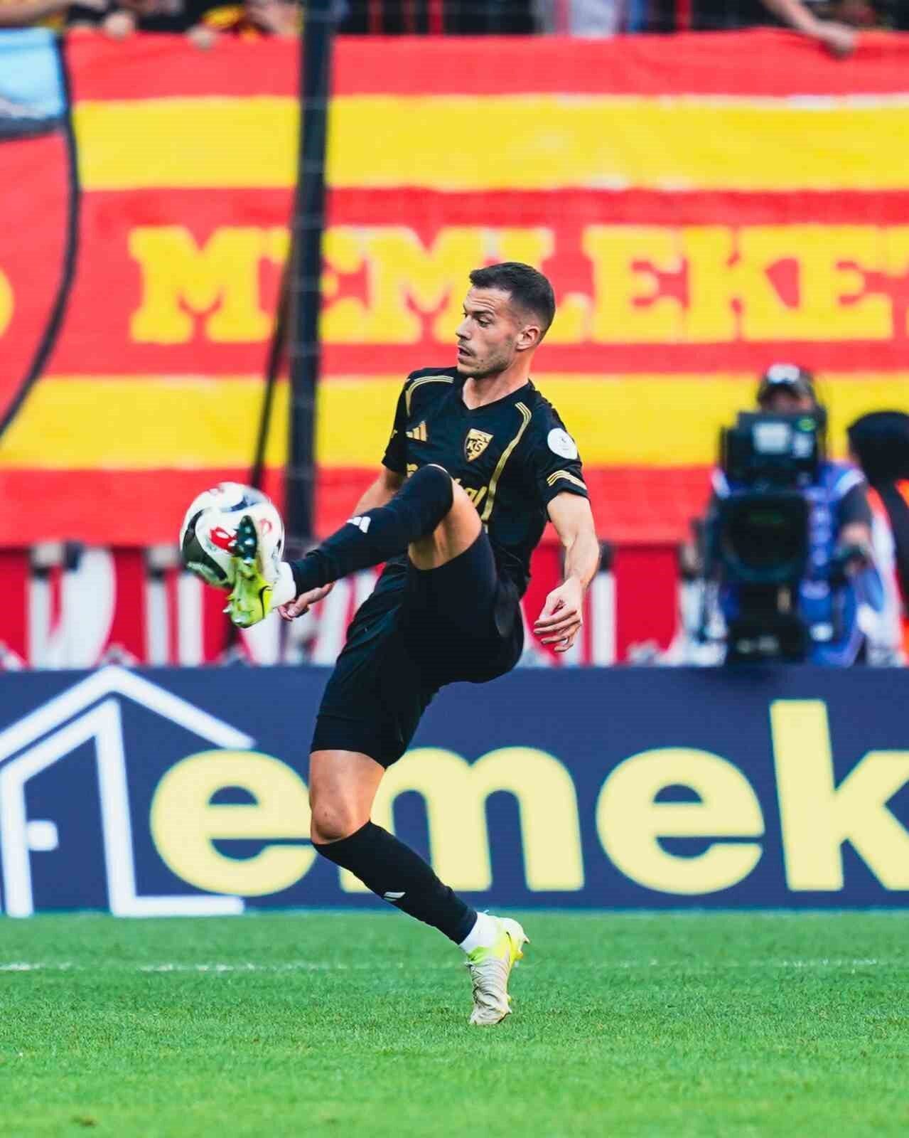 Kayserispor'un Orta saha oyuncusu Laszlo Benes, Fatih Karagümrük ile oynanan