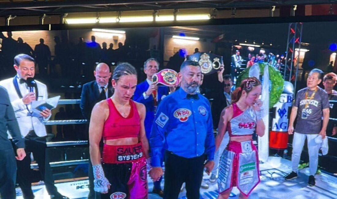 Almanya'nın Hamburg kentinde düzenlenen WBO ve WBA kadınlar dünya şampiyonluk