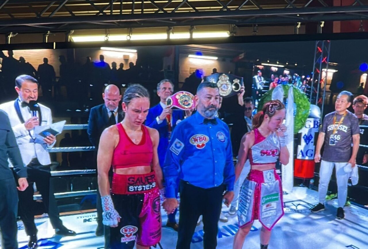 Almanya'nın Hamburg kentinde düzenlenen WBO ve WBA kadınlar dünya şampiyonluk