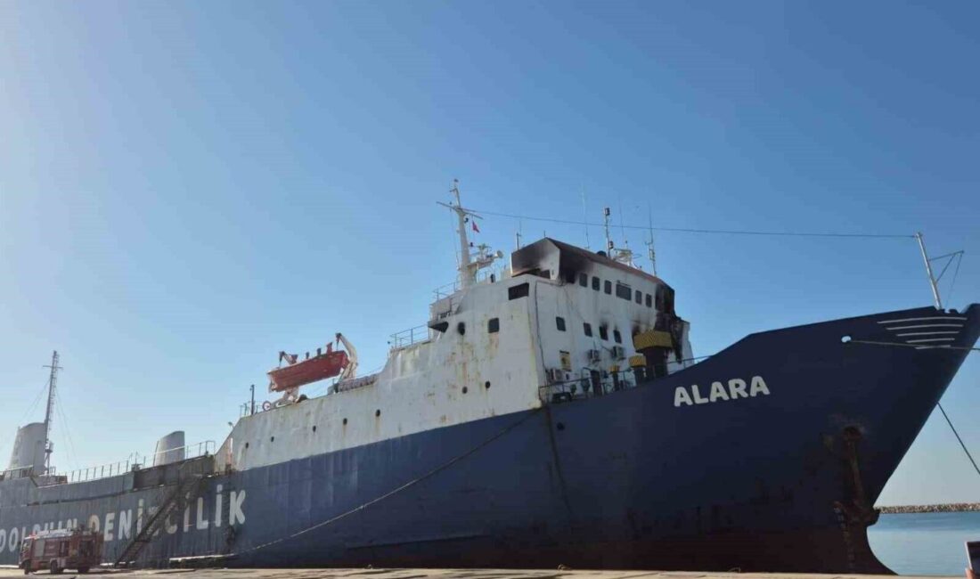Mersin'in Silifke ilçesindeki Ceyport limanında, Alara 2 yük gemisinde çıkan