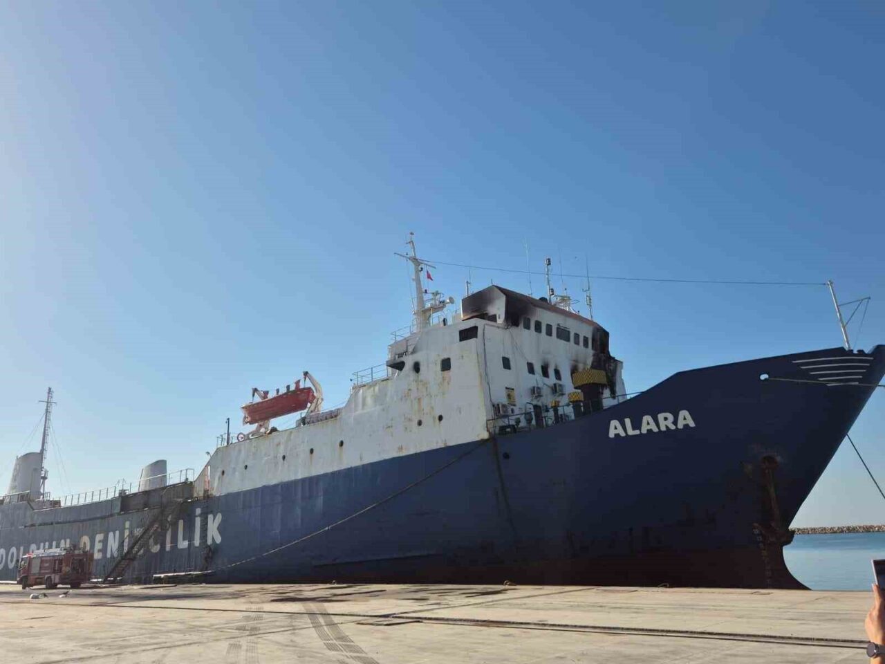 Mersin'in Silifke ilçesindeki Ceyport limanında, Alara 2 yük gemisinde çıkan