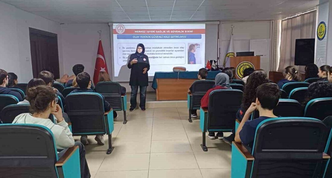 Aydın Lisesi'nde düzenlenen "İlk Yardım" seminerinde, İl Sağlık Müdürlüğü uzmanları