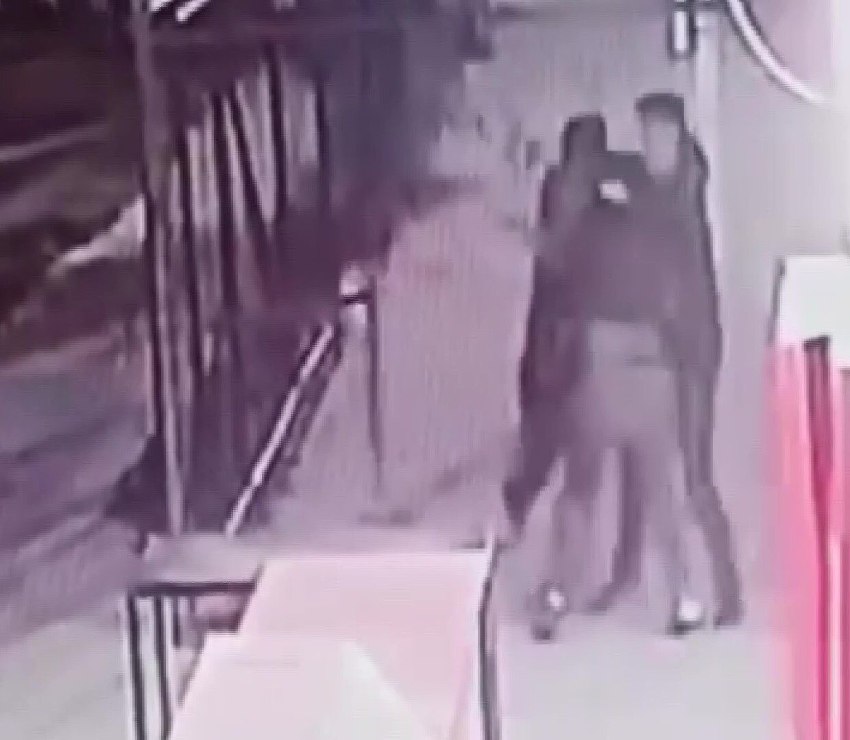 Adana'nın Yüreğir ilçesinde, 26 Ekim'de parkta sohbet eden lise öğrencileri