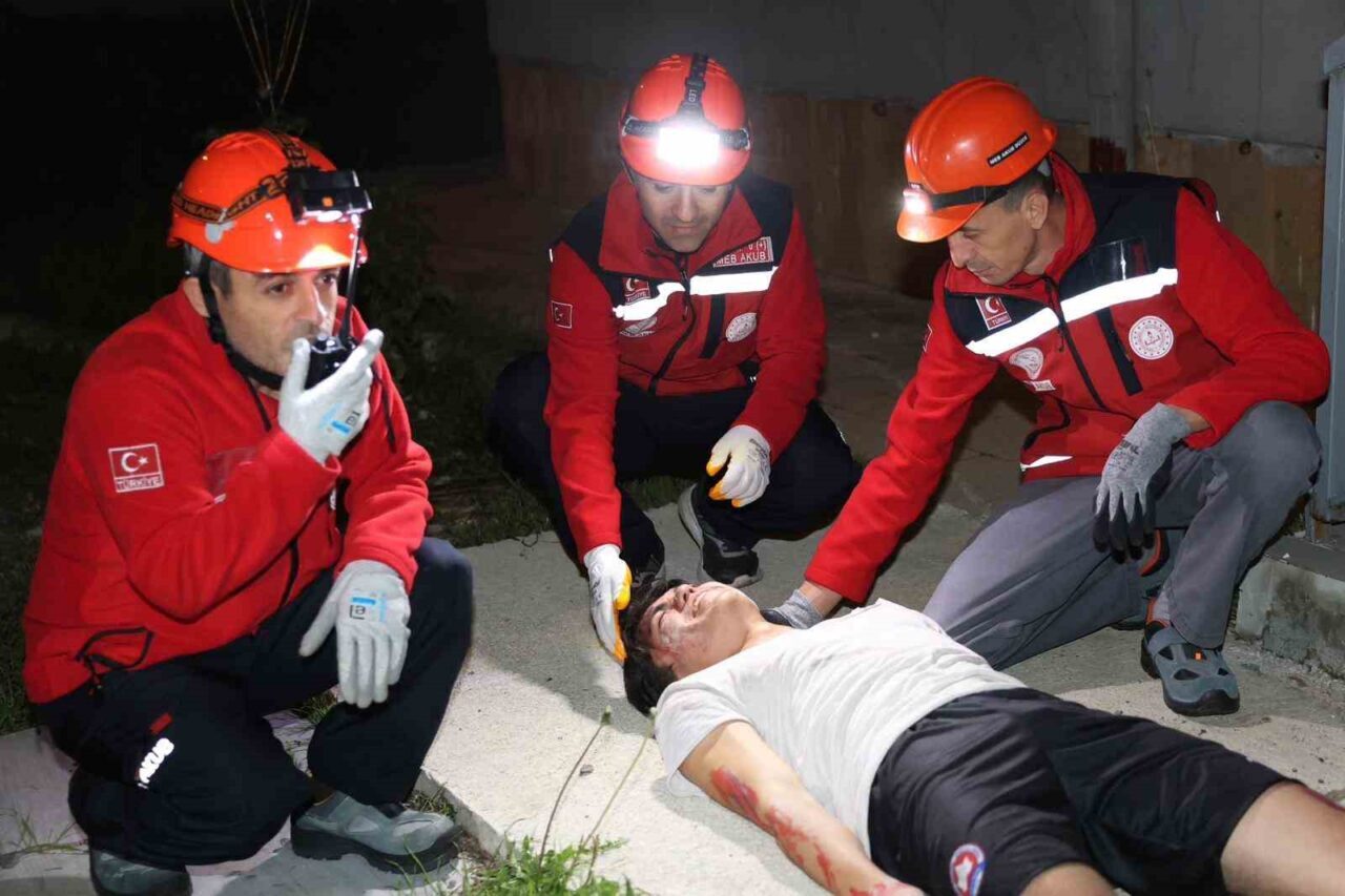 Düzce'de gerçekleştirilen afet tatbikatında 6.3 büyüklüğünde bir deprem ve ardından