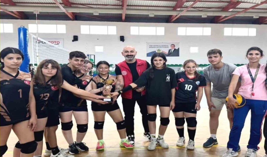 Aydın’ın Köşk ilçesinde düzenlenen lise voleybol turnuvasında Ayla Vural Anadolu Lisesi şampiyonluğa uzandı. Köşk ilçesinde düzenlenen liseler arası voleybol turnuvasında, Ayla Vural Anadolu