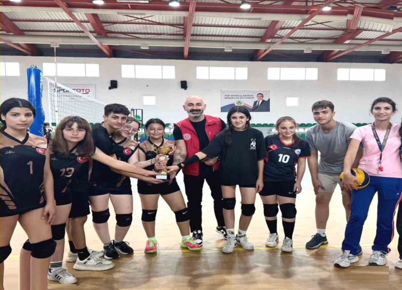 Köşk ilçesinde düzenlenen liseler arası voleybol turnuvasında, Ayla Vural Anadolu