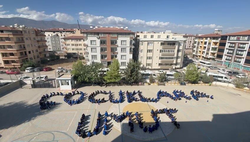 Hatay'ın Antakya Anadolu Lisesi öğrencileri, Gazze'deki savaş mağduru çocuklara dikkat