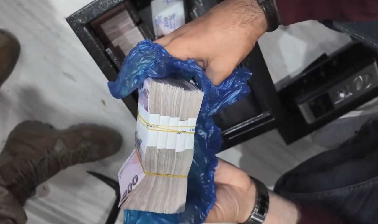 Mersin'de bir futbol kulübü adına loca bileti satarak vatandaşları dolandıran