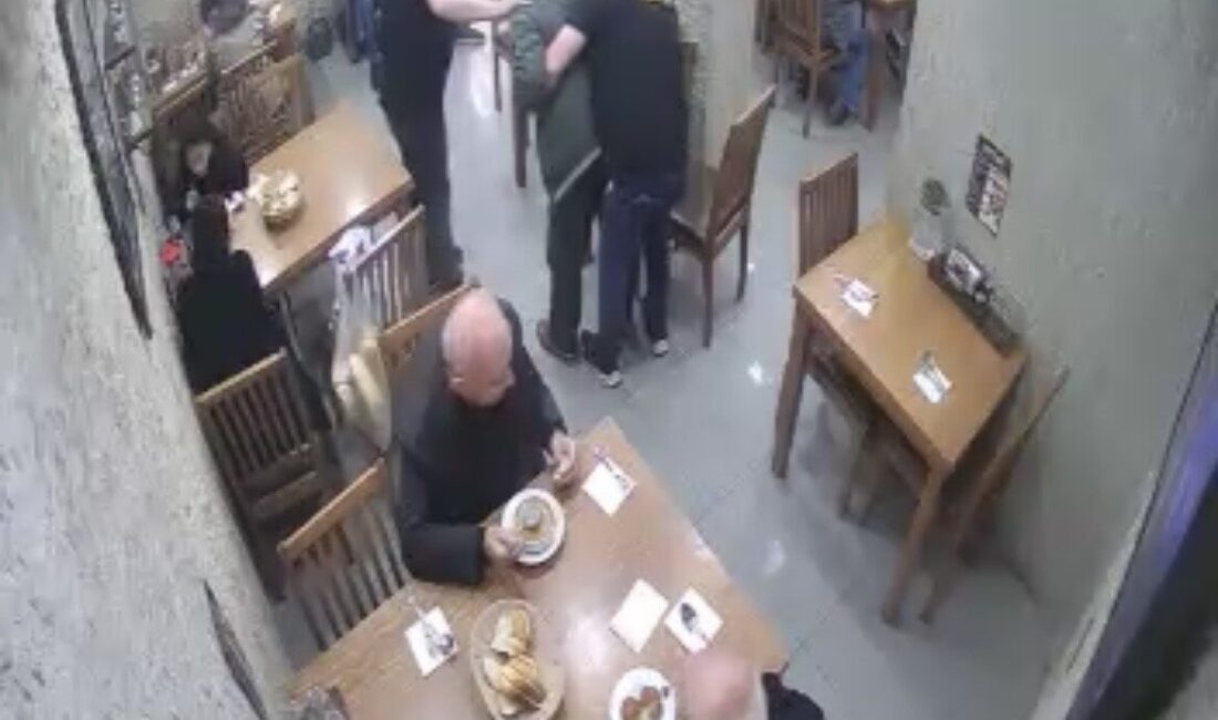 Mustafakemalpaşa’daki lokantada yemek yiyen bir müşteri Heimlich manevrasıyla kurtarıldı Bursa'nın Mustafakemalpaşa ilçesindeki bir lokantada yemek yiyen bir müşteri, boğazına
