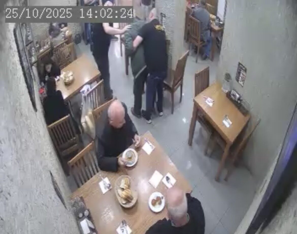 Bursa'nın Mustafakemalpaşa ilçesindeki bir lokantada yemek yiyen bir müşteri, boğazına