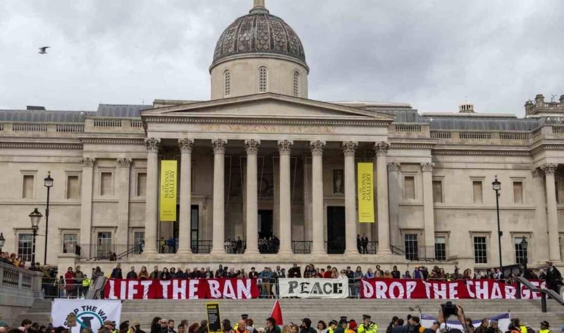 Londra'da "Palestine Action" grubuna destek veren binin üzerinde kişi, hükümetin