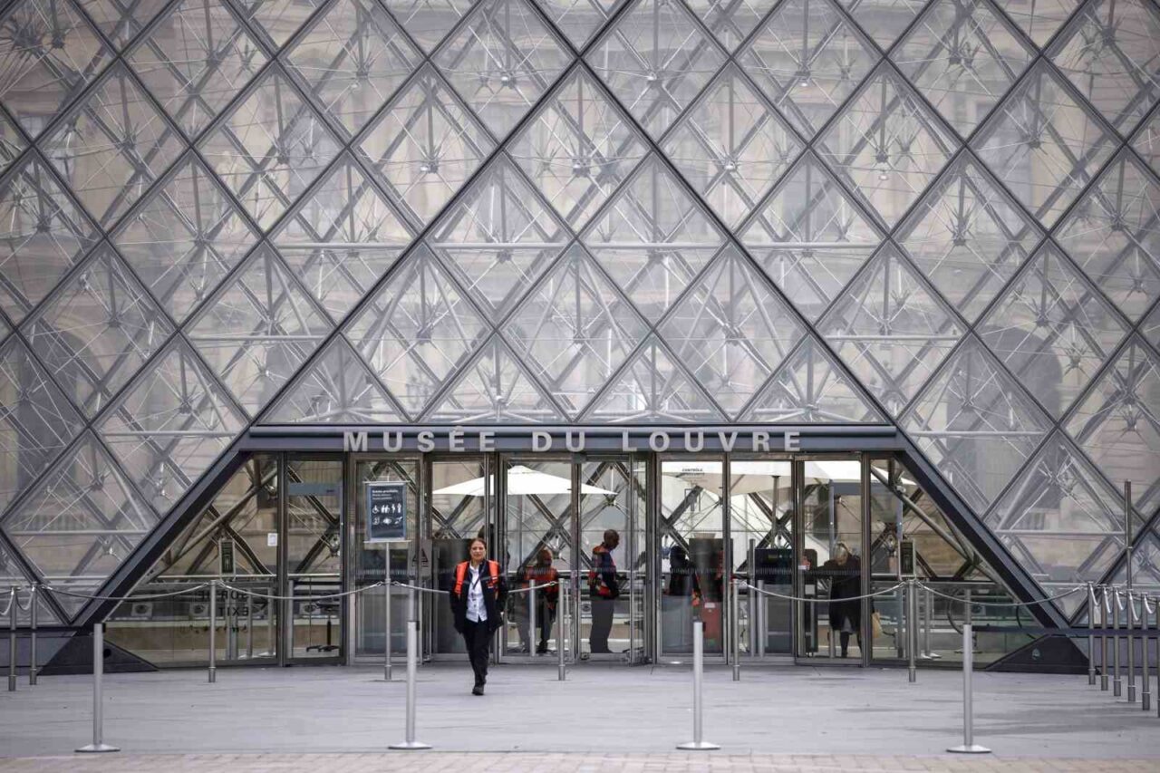 Louvre Müzesi, Değerli Mücevher Soygununun Ardından Yeniden Açıldı