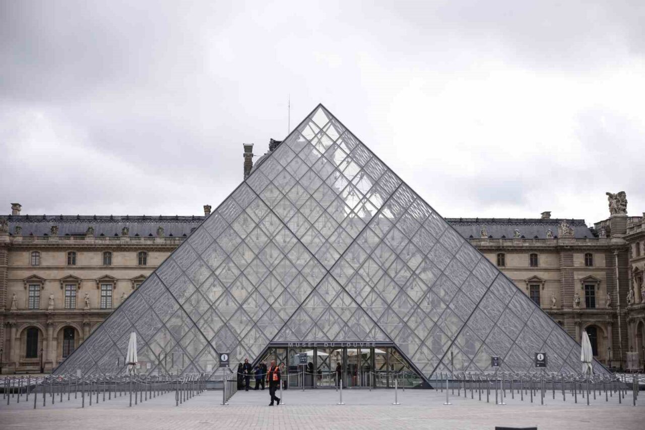 Louvre Müzesi’nde Çalınan Mücevherlerin Değeri 88 Milyon Euro Olarak Açıklandı