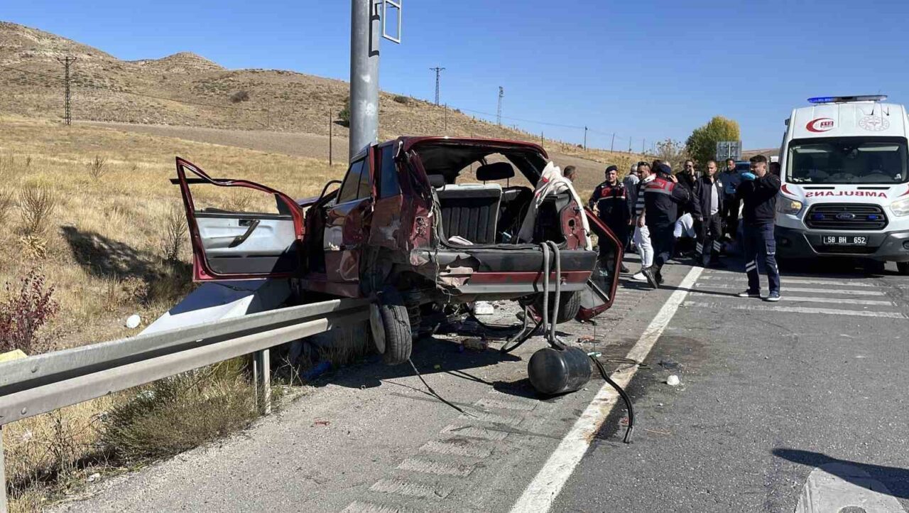 Sivas-Ankara karayolunda iki aracın çarpışması sonucu 10 kişi yaralandı. Patlayan