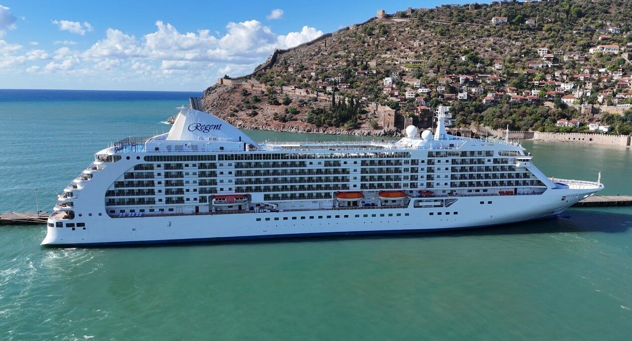 Lüks kruvaziyer 'Seven Seas Voyager', 677 yolcu ve 447 mürettebatıyla