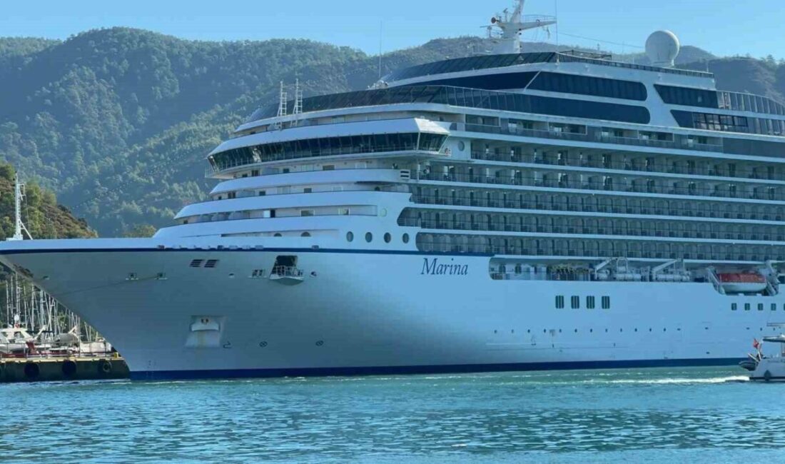 Marshall Adaları bayraklı "Marina" yolcu gemisi, Muğla'nın Marmaris gümrüklü limanına