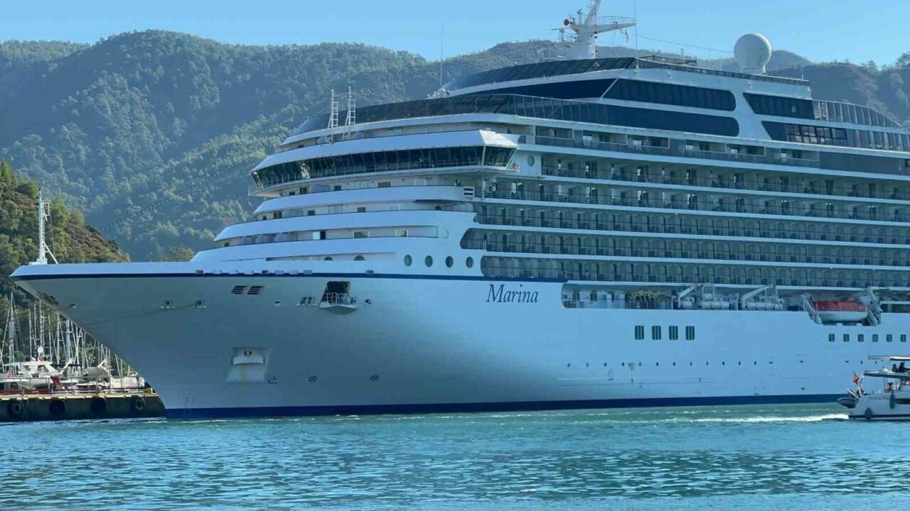 Marshall Adaları bayraklı "Marina" yolcu gemisi, Muğla'nın Marmaris gümrüklü limanına