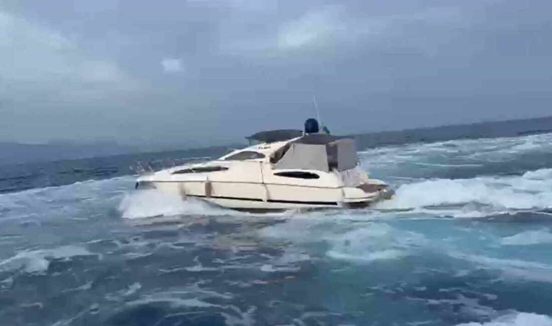 Marmaris Açıklarında 39 Düzensiz Göçmen ve Bir Kaçakçı Yakalandı Muğla'nın Marmaris açıklarında bir motor yat içerisinde 19'u çocuk olmak