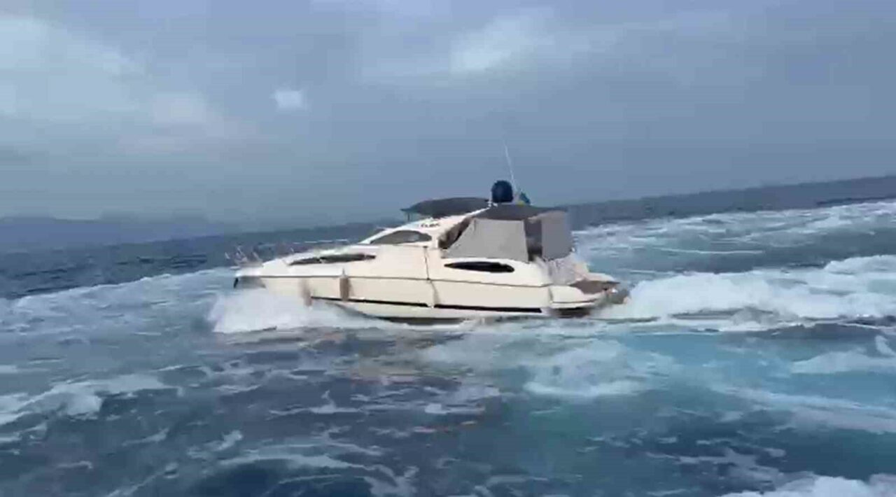 Muğla'nın Marmaris açıklarında bir motor yat içerisinde 19'u çocuk olmak