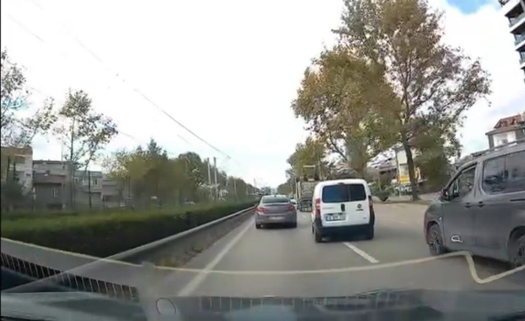 Bursa'nın Nilüfer ilçesinde bir ticari araç sürücüsü, yoğun trafikte tehlikeli