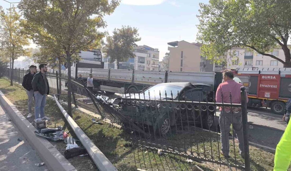 İnegöl’de Makas Atan Otomobil, Direğe ve Ağaca Çarpıp Tıra Çarptı: 2 Yaralı Bursa'nın İnegöl ilçesinde Ammar A. yönetimindeki otomobil, makas atarak aydınlatma