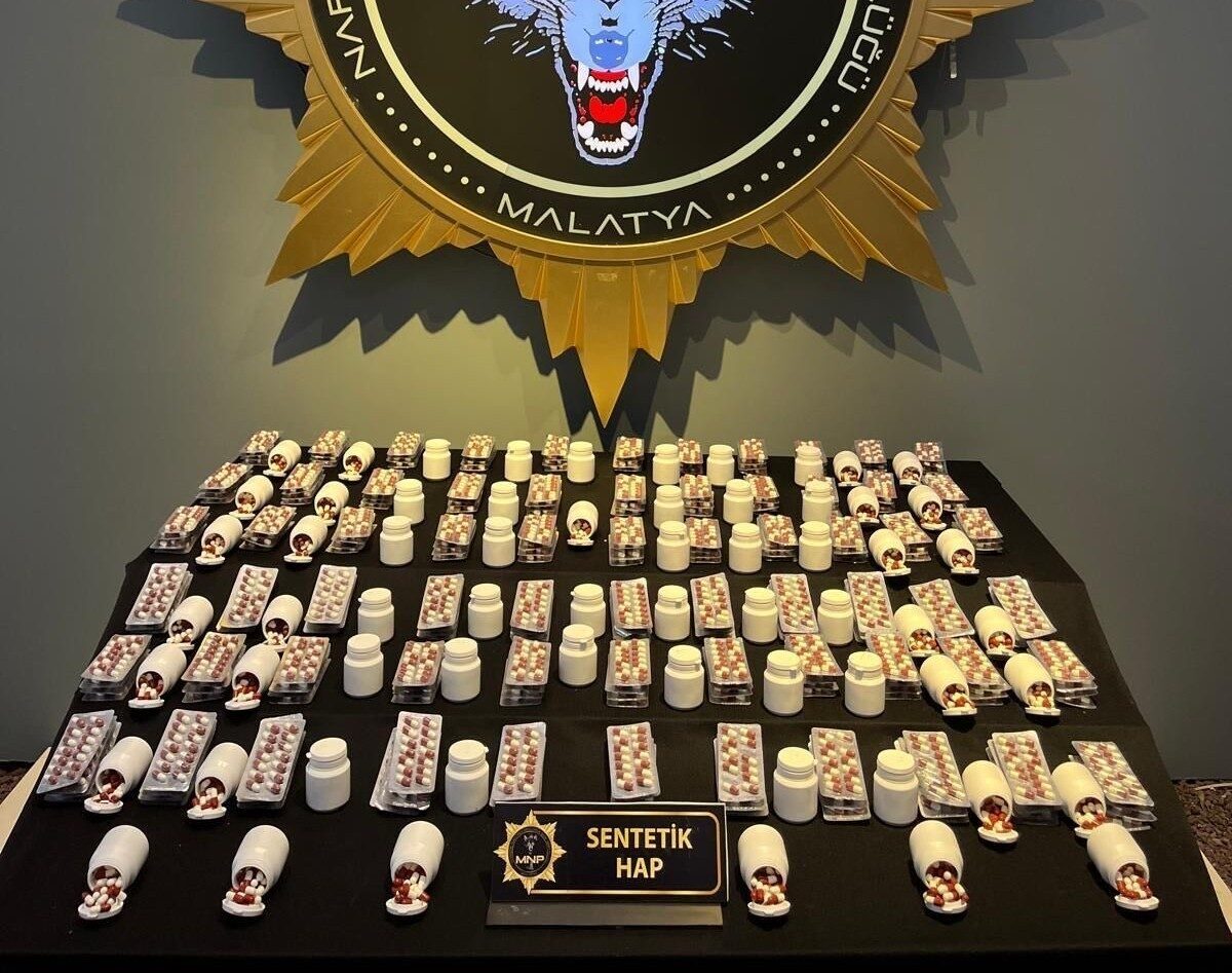 Malatya'da düzenlenen operasyonda, narkotik ekipleri bir araçta 7 bin 881