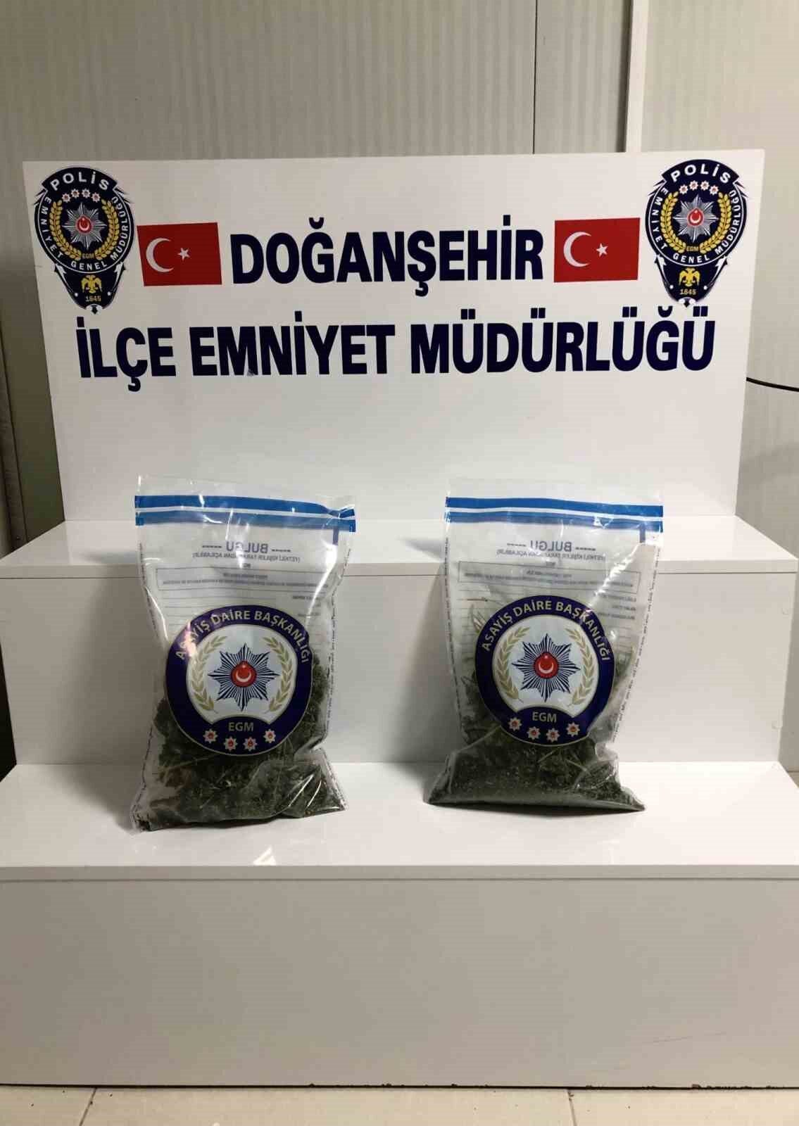 Malatya'nın Doğanşehir ilçesinde polisin gerçekleştirdiği uyuşturucu operasyonunda 752 gram esrar