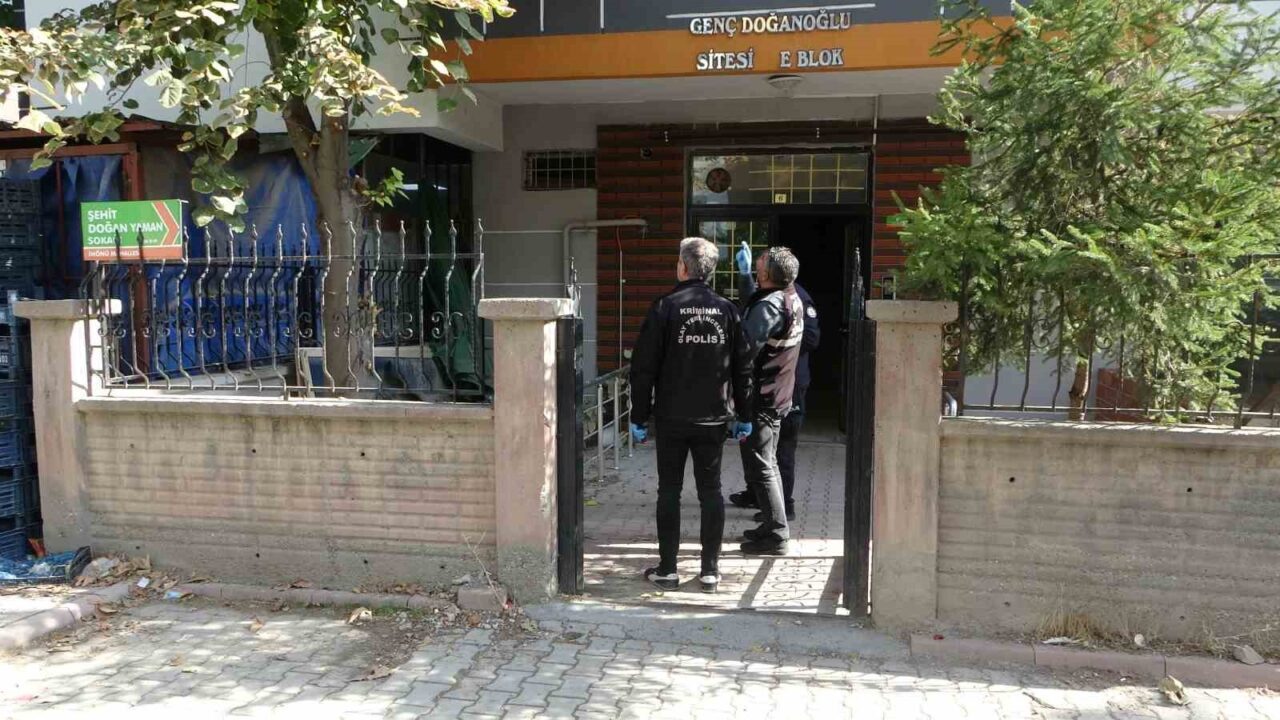 Malatya'nın Yeşilyurt ilçesinde 20'li yaşlarındaki K.C.Z., ailesiyle yaşadığı apartmanın balkonundan