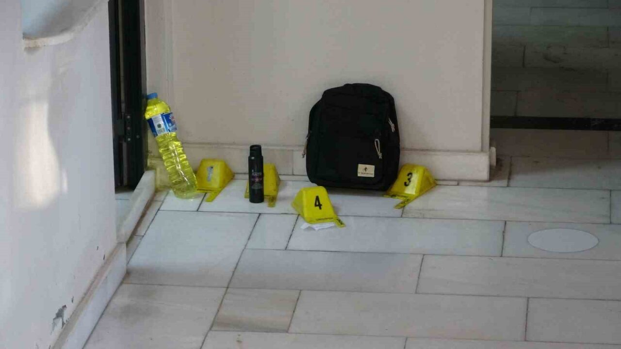 Malatya'nın Battalgazi ilçesindeki Kernek Karagözlüler Camii'nin tuvaletinde şüpheli bir çanta