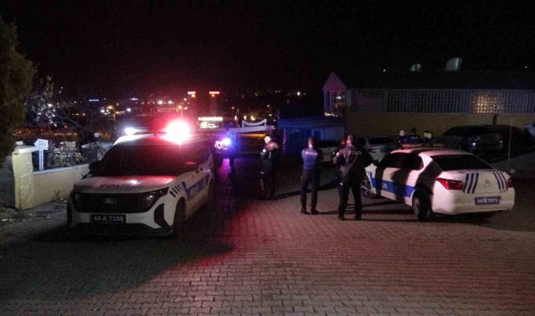 Malatya'nın Battalgazi ilçesindeki bir düğün salonunda arkadaş grubunun çıkardığı silahlı