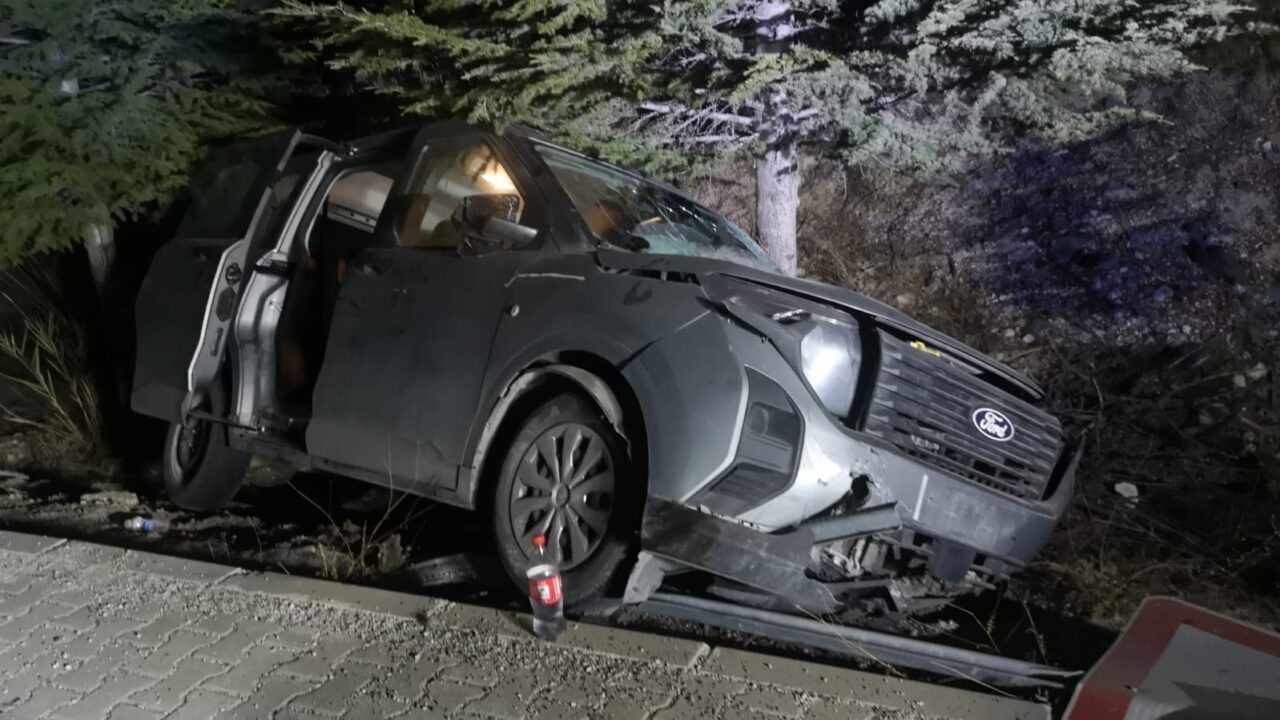 Malatya’da Direksiyon Kontrolünü Kaybeden Araç Refüje Çarparak Ağaçlık Alana Savruldu: 1 Yaralı