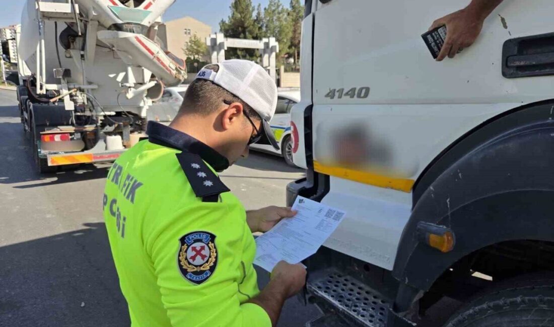 Malatya’da Hafriyat Kamyonları ve Beton Mikserleri Üzerinde Süreklenen Denetimlerin Amacı Trafik Güvenliğini Sağlamak Malatya'da, 6 Şubat depremlerinin ardından inşaat faaliyetlerinin arttığı şehir içi