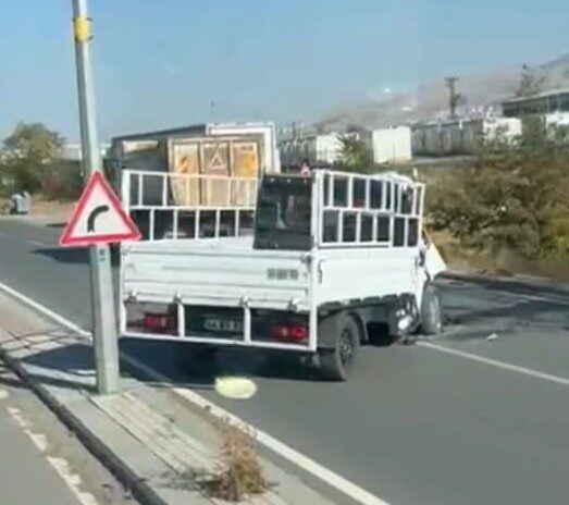 Malatya'nın Yeşilyurt ilçesinde hafriyat kamyonu ile kamyonetin çarpışması sonucu Mehmet