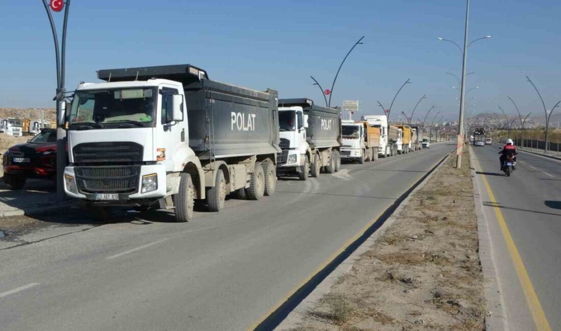 Malatya'da hafriyat taşıyan kamyon sürücüleri, artan trafik cezalarını protesto etti.