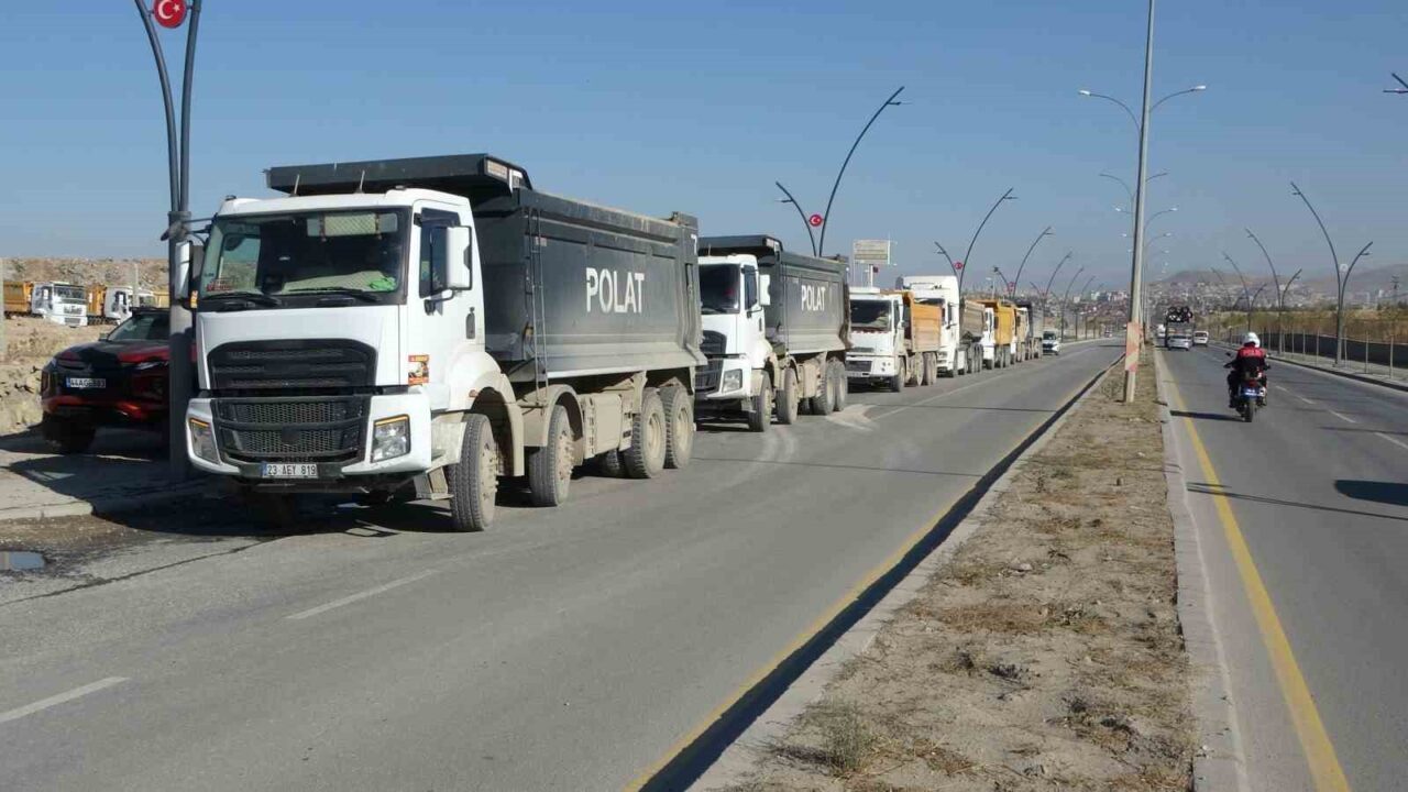 Malatya'da hafriyat taşıyan kamyon sürücüleri, artan trafik cezalarını protesto etti.