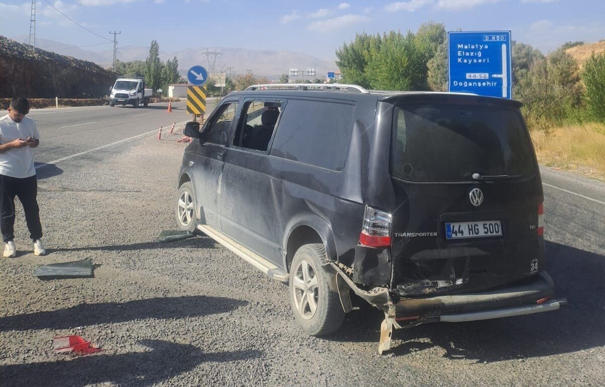 Malatya'nın Doğanşehir ilçesinde, M.Ş. yönetimindeki minibüs ile U.T.'nin kullandığı otomobil