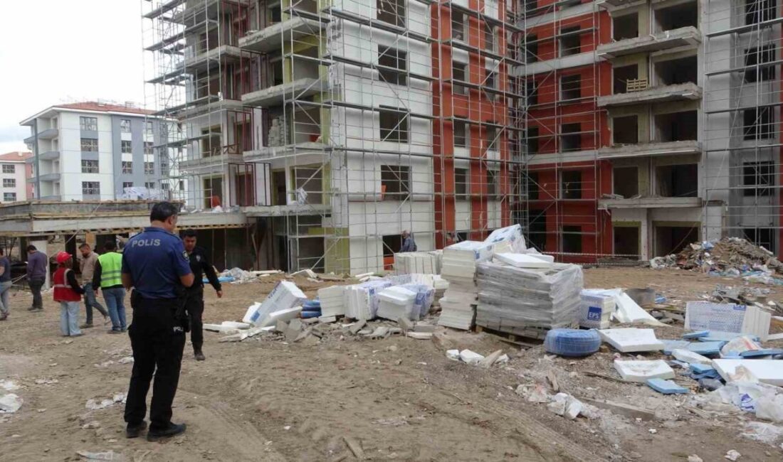 Malatya'nın Battalgazi ilçesinde inşaatta çalışan bir işçi, kafasına malzeme düşerek