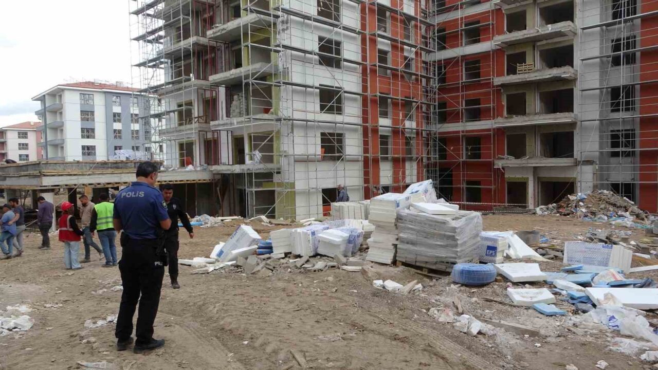 Battalgazi’de İnşaatta Kafasına Malzeme Düşen İşçi Hastaneye Kaldırıldı