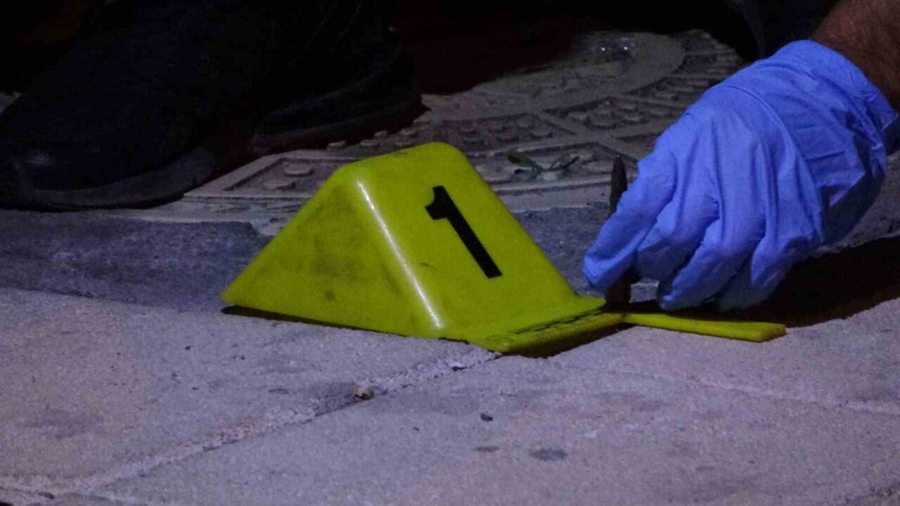 Malatya'nın Battalgazi ilçesinde yürüyüş yapan iki kardeş, kaldırımda bir Kalaşnikof