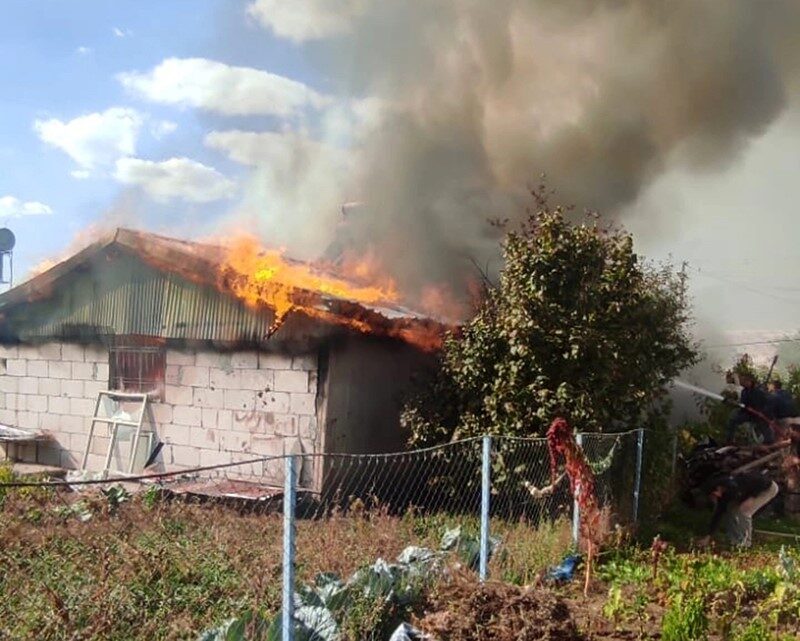 Malatya'nın Doğanşehir ilçesinde bir evde çıkan yangın, mahalle sakinlerinin ilk
