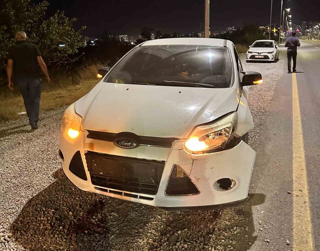 Malatya'nın Yeşilyurt ilçesinde bir otomobil, Yüzüncü Yıl Parkı yakınında aniden