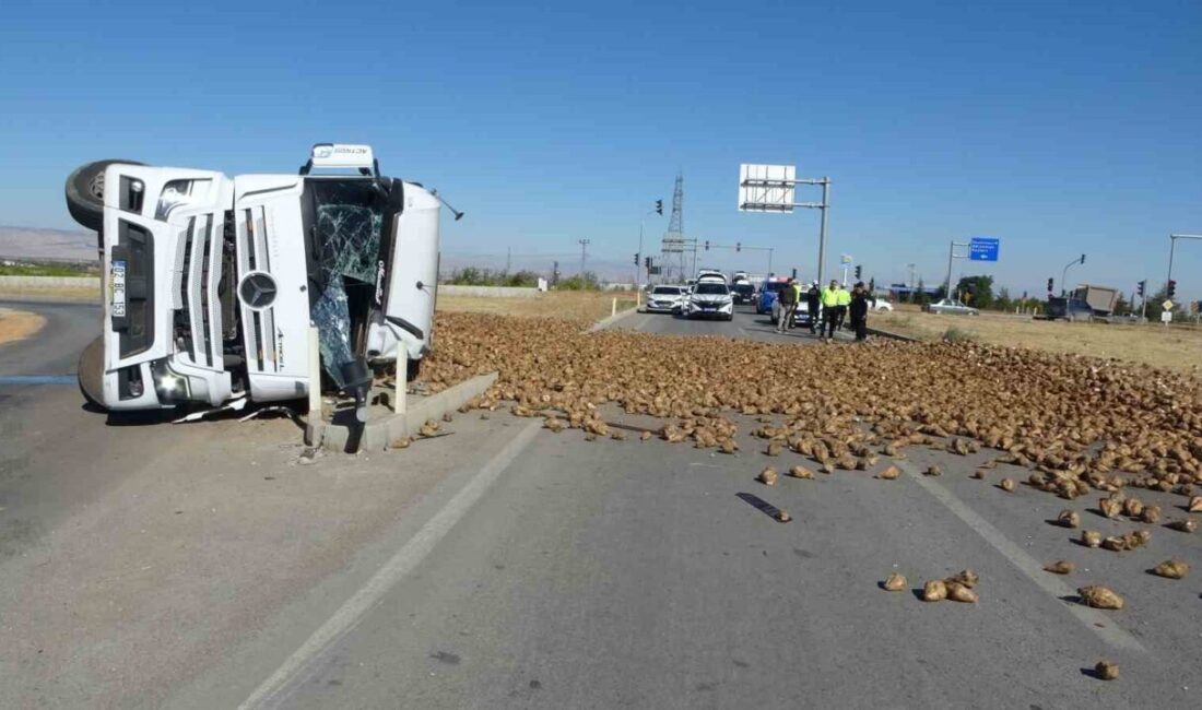 Malatya-Sivas karayolunda bir pancar yüklü tır devrildi. Olayda tır sürücüsü