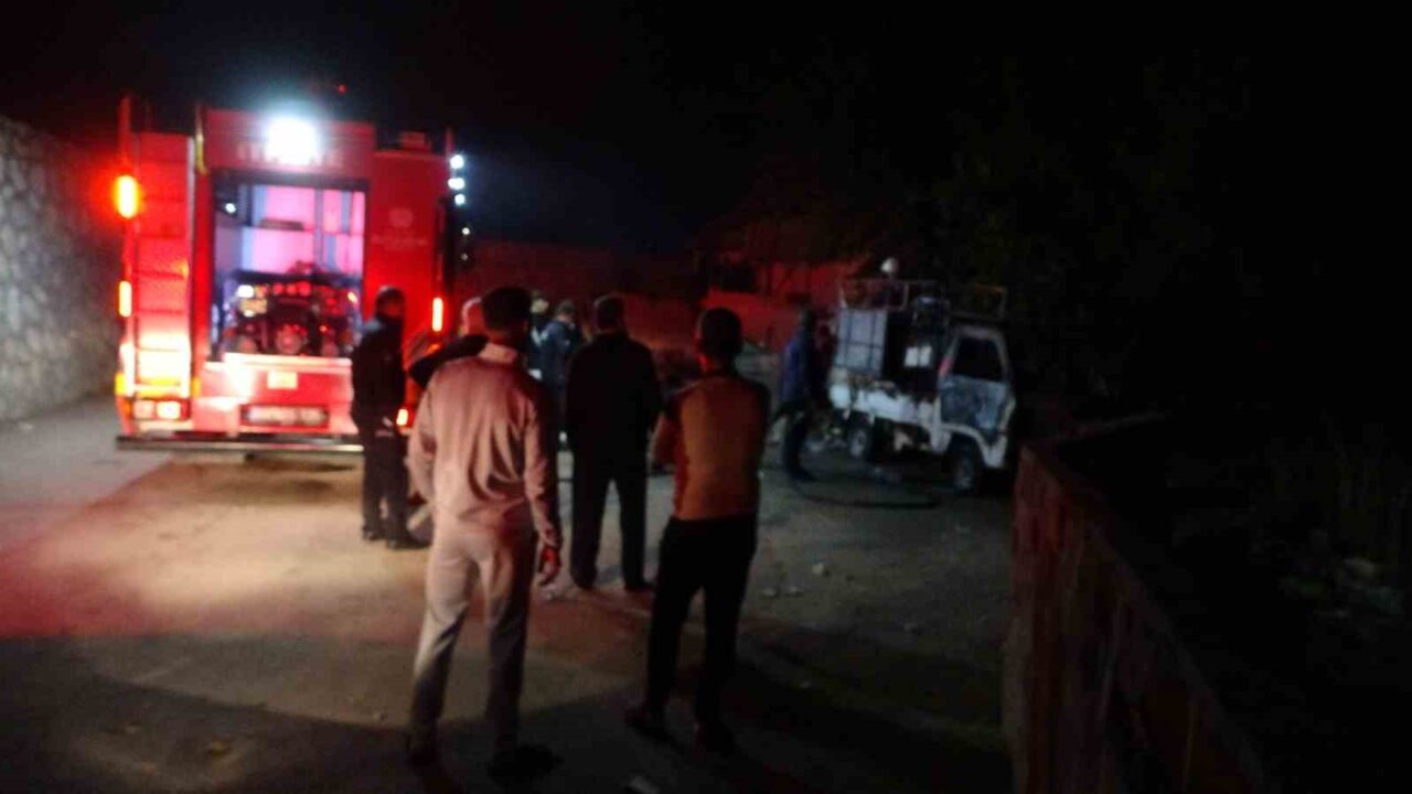 Malatya'nın Yeşilyurt ilçesinde park halindeki 27 ME 673 plakalı bir