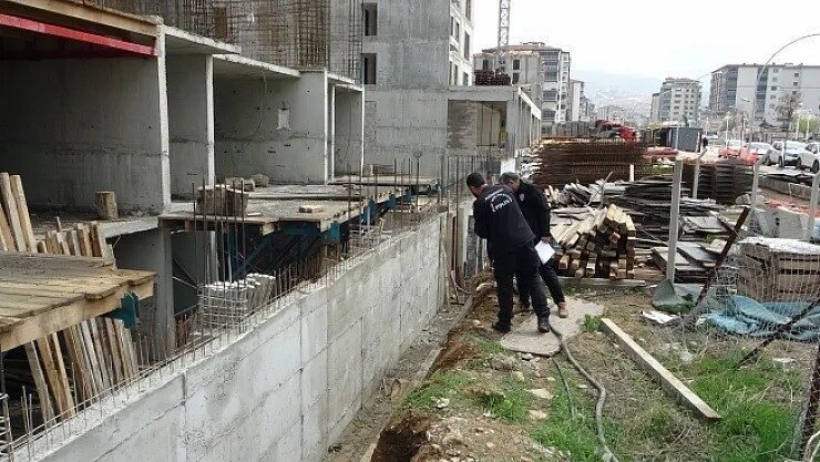 Malatya'nın Battalgazi ilçesindeki inşaat alanında Y.G. adlı işçi, yüksekten düşerek