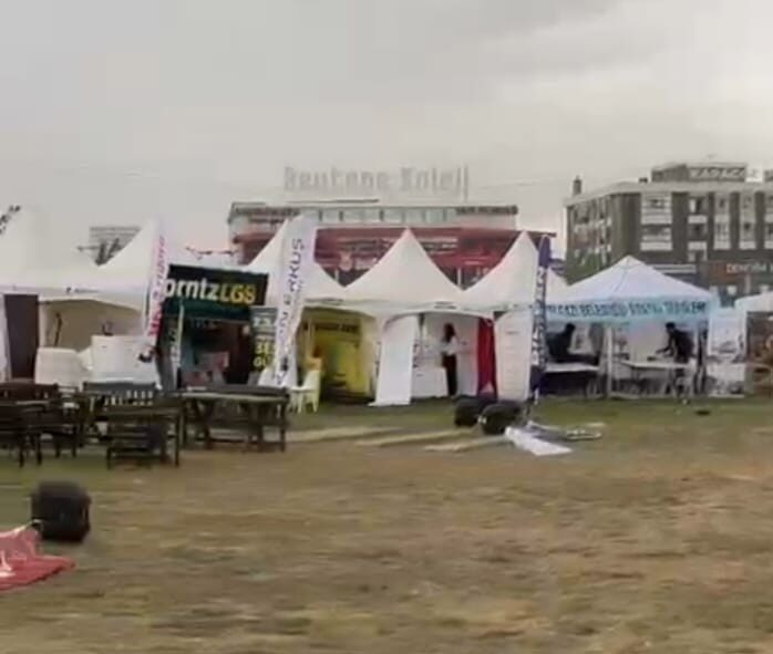 Malatya'da etkili olan şiddetli rüzgar, Yeşilyurt ilçesindeki 100. Yıl Kent