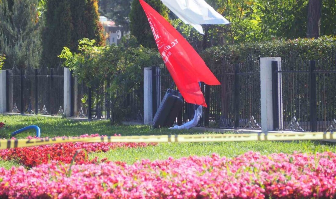 Malatya'da Kongre ve Kültür Merkezi önünde bulunan şüpheli bavul, polis
