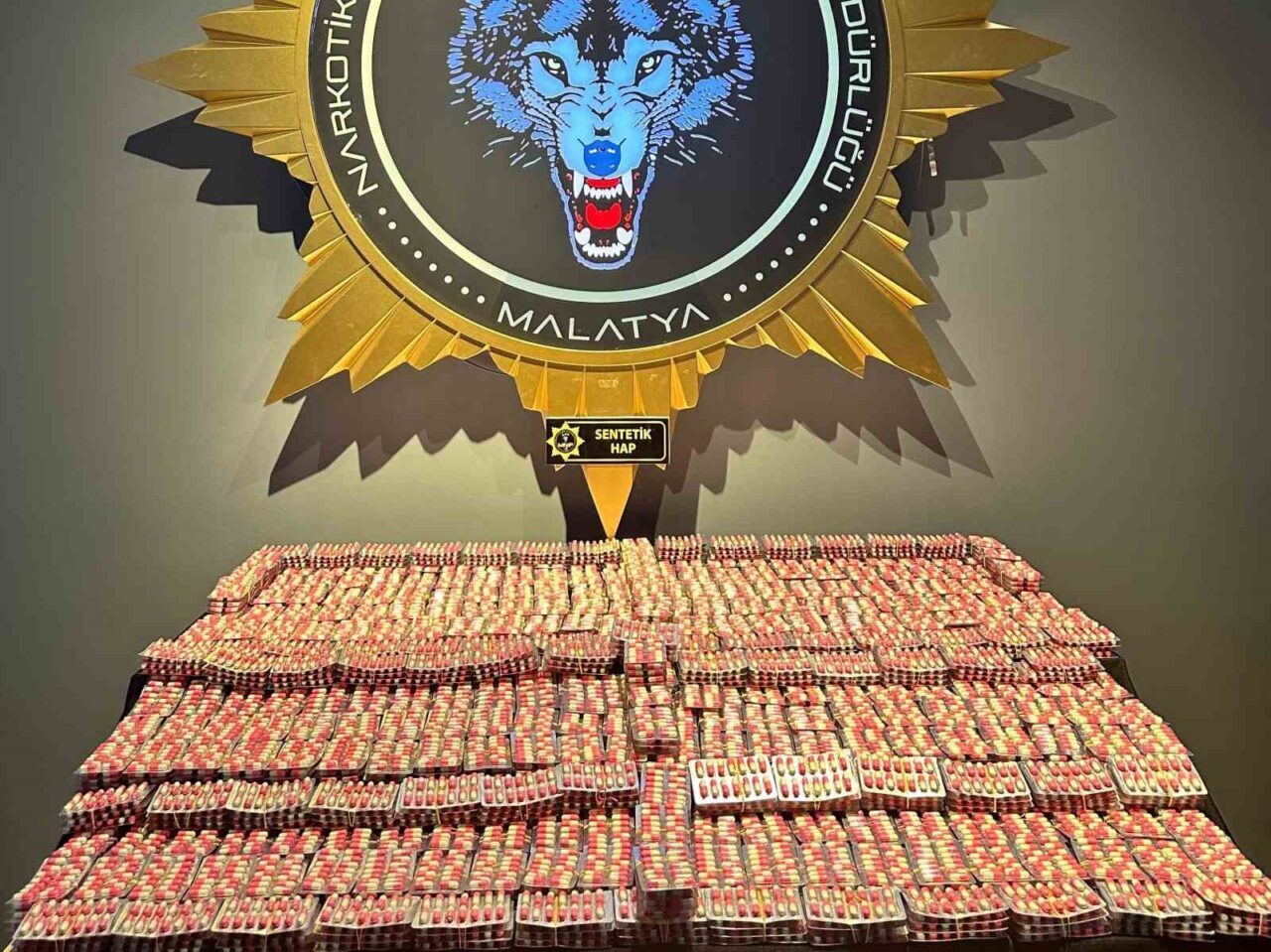 Malatya'da narkotik ekipleri, sokak satıcılarına yönelik operasyon gerçekleştirerek 22 bin