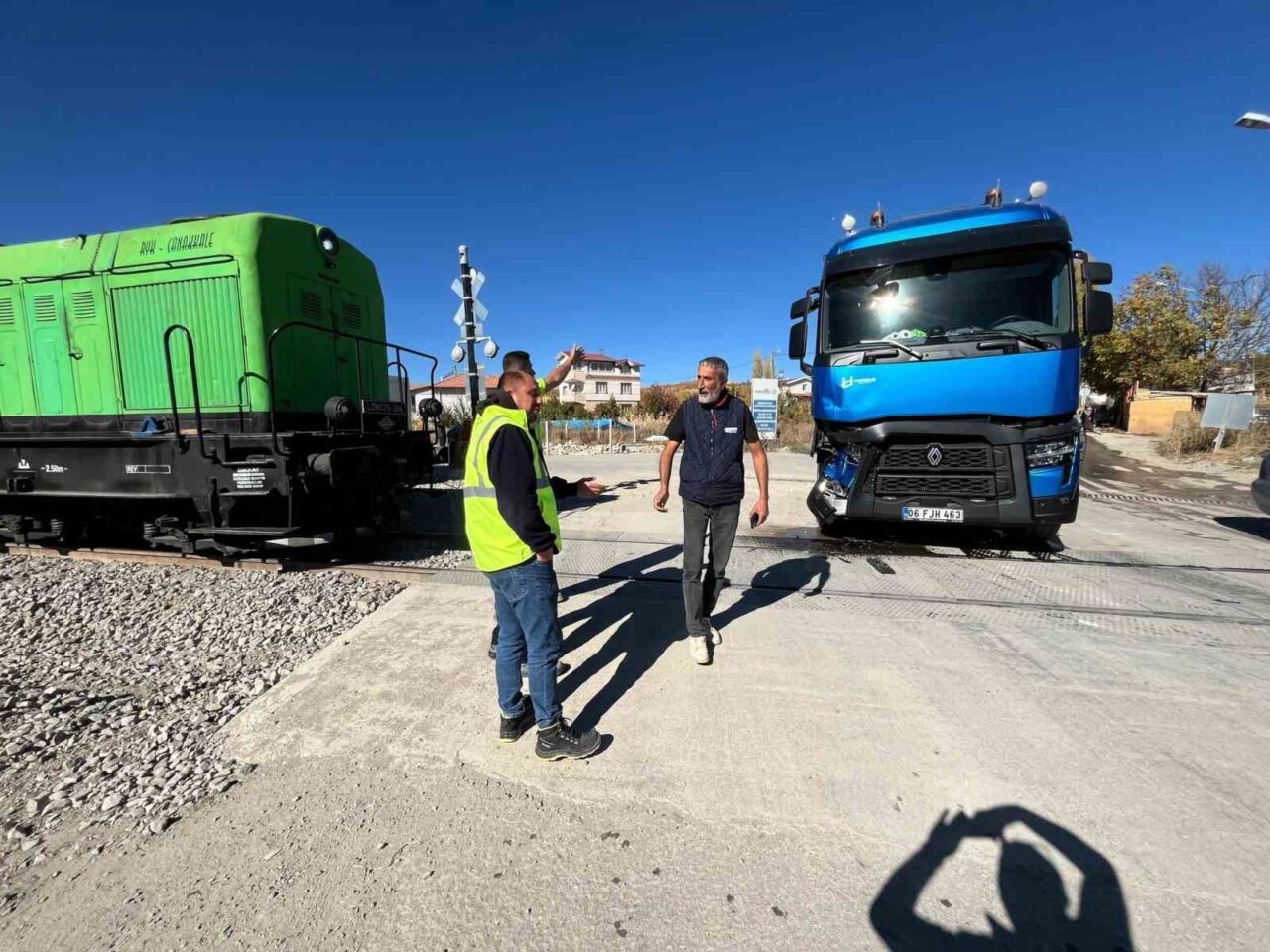 Malatya'nın Doğanşehir ilçesinde sabah saatlerinde hemzemin geçitte, 06 FHJ 463