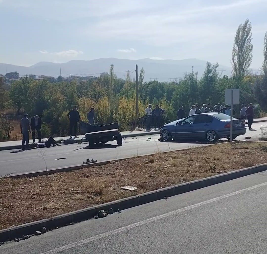 Malatya'nın Battalgazi ilçesinde iki otomobil ve bir çapa motorunun karıştığı